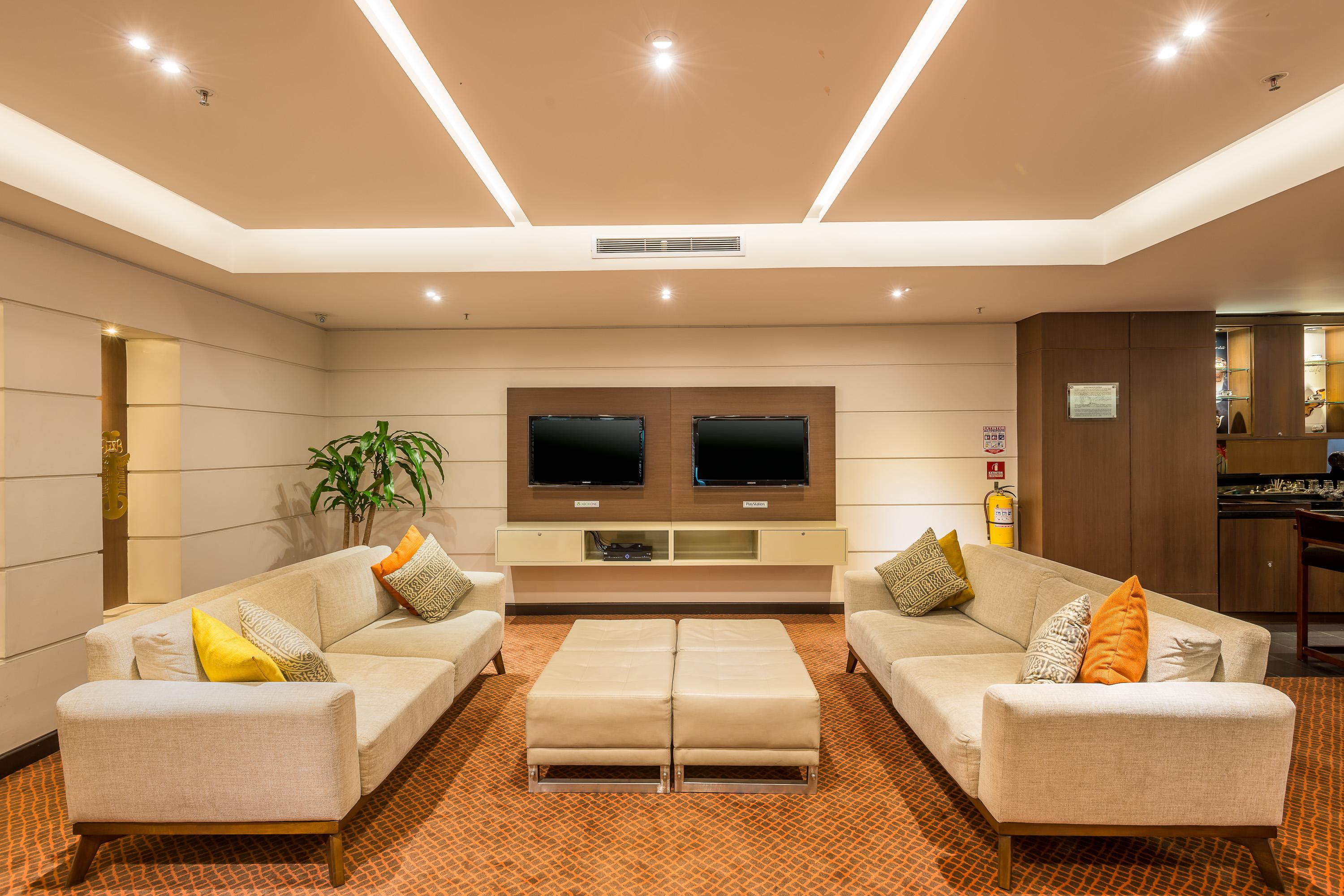 Hotel Dann Carlton Bogota Luaran gambar The living room of a suite at the hotel