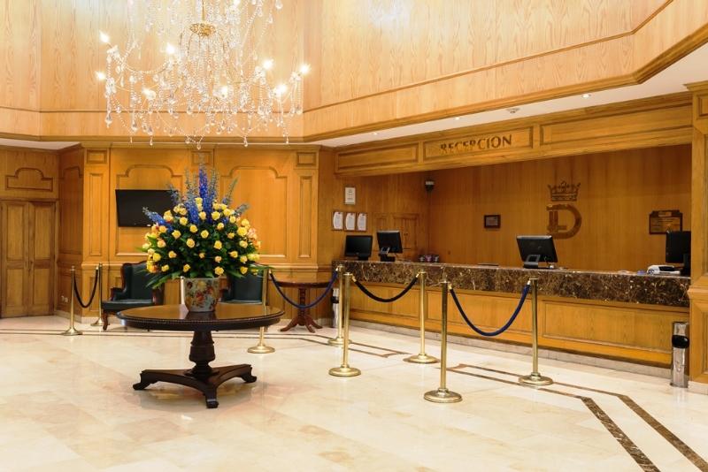 Hotel Dann Carlton Bogota Dalaman gambar Reception desk at the Royal Garden Hotel